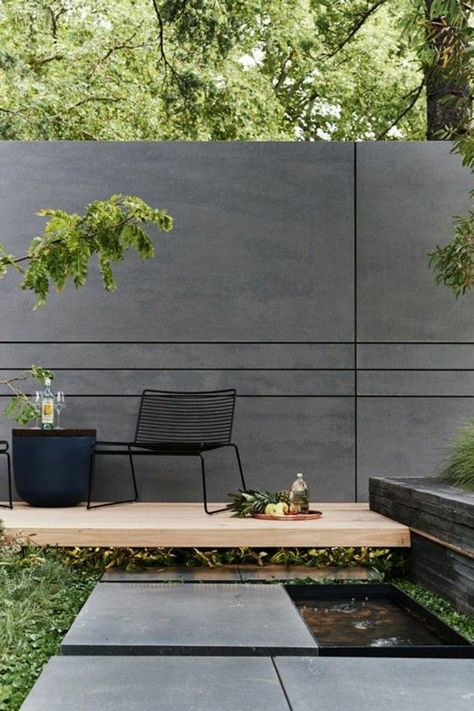 Backyard Fence Ideas, Contemporary Garden Furniture, Tor Design, Fence Wall Design, Compound Wall Design, Front Wall Design, Backyard Fence, Modern Landscape Design, Exterior Wall Design