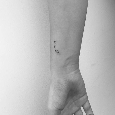 A Small Tattoo For Women, Small Tattoo For Women, Cute Mini Tattoos, Blatt Tattoos, Wind Tattoo, A Small Tattoo, Black And Grey Tattoos For Men, Black And Grey Tattoos Sleeve, Cute Motifs