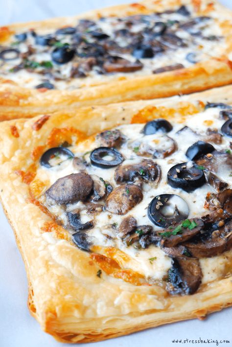 Pizza Craving, Puff Pastry Pizza, Pastry Pizza, Easy Puff, Easy Puff Pastry, Easy Homemade Pizza, Craving Pizza, Cheesy Bread, Flatbread Recipes