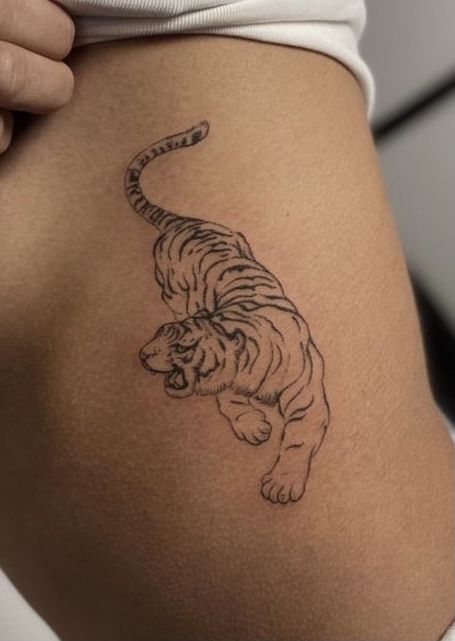 Tiger Tattoo On Hip, Tiger Tattoo Thigh, Favorite Tattoos, Easy Draw, Belly Tattoo, Petite Tattoos, Pretty Tattoos For Women, Side Tattoos, Discreet Tattoos