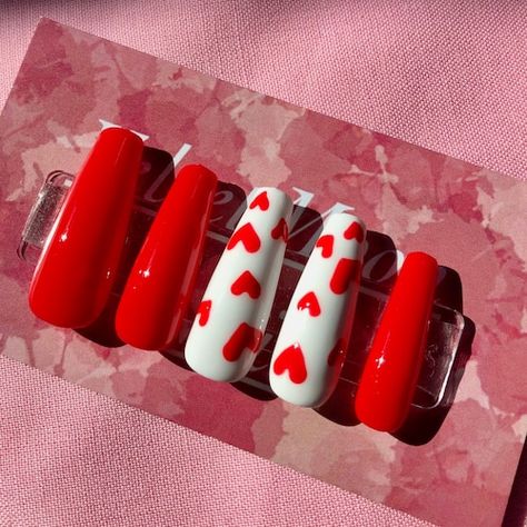 White Accent Nails, Nails Vday, Nails Valentines Day, Nail Kits, Valentines Day Nails, Nails Valentines, Different Nail Shapes, Short Coffin, Short Almond