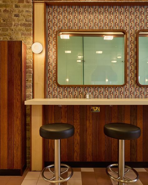 Still absolutely buzzing about the new @thebrekkyclub opening in King’s Cross station ft our fabrics and wallpapers 💕🥹 Using our new Trellis print on seating and Chain of fools on chairs and walls we were so excited to work with the designers @finchinteriors to create bespoke colourways too! Swipe for 70s diner inspo 😍 📸 @snookphotograph 💕💕 70s Restaurant Design, 70s Restaurant, 70s Diner, Poodle And Blonde, St Pancras Station London, American Cafe, St Pancras Station, Club Restaurant, Kings Cross