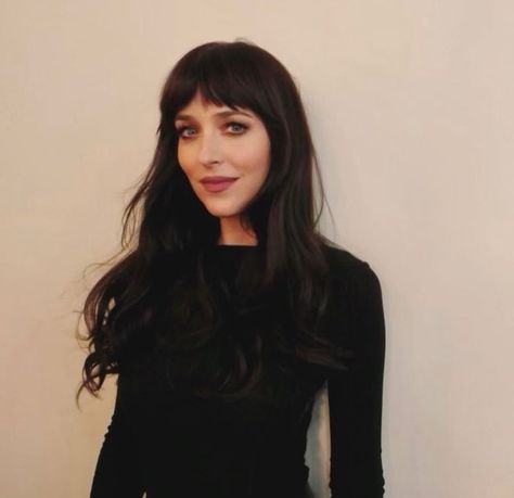 @bestofdakotaa on Instagram: "Dakota recently for Gucci in NYC" Dakota Johnson Black Hair, Dakota Johnson Bangs, Dakota Johnson Hair, Shaggy Long Hair, Dakota Mayi Johnson, Dakota Johnson Style, Haircuts For Wavy Hair, Long Hair With Bangs, Hair Inspiration Color