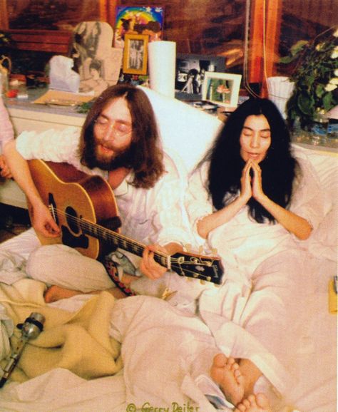 lennon yoko Bed Peace, Peace Songs, John Lennon Yoko Ono, John Lennon And Yoko, Beatles Songs, Yoko Ono, The Fab Four, Cozy Gift, Keith Richards