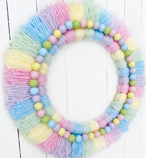 DIY Tassel Yarn Wreath! - Tassel Wreath Diy, Spring Fabric Wreath Diy, Wreaths Using Yarn, Spring Yarn Crafts, Diy Yarn Crafts Decor, Craft Ideas With Yarn, Crafts To Do With Yarn, Yarn Wreath Ideas, Yarn Crafts For Adults