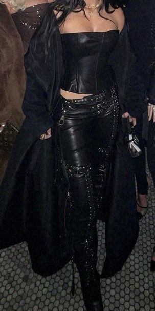 Goth Outfits Winter Grunge Fashion, Megan Fox Jeans Outfit, Dark Club Outfit, Y2k New Years Eve Outfit, Winter Renfaire Outfit, Eclectic Alternative Fashion, Goth Nye Outfit, Dark Stage Outfit, Rich Goth Outfits