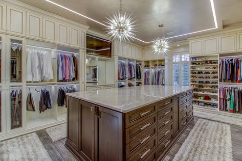 The dream closet suite that has everything. His and hers closet includes a display area and vanity for dressing. Master Closet Design With Island, Closet Island Ideas, Walking Closet Ideas, Closet Organization Designs, Elegant Boutique, Closet Master, Closet Factory, Master Closet Design, Bedroom Closets