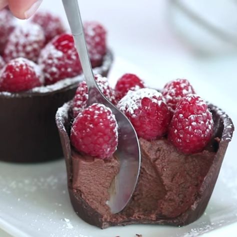 Chocolate Cup Desserts Ideas, Chocolate Covered Raspberries, Chocolate Mousse Cups, Mousse Cups, Xmas Desserts, Raspberry Chocolate, The Whoot, Raspberry Recipes, Mousse Recipes