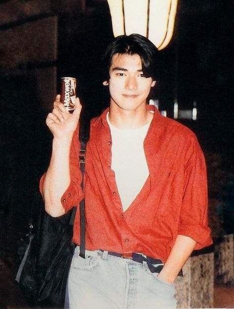 takeshi kaneshiro holding a can while wearing red shirt and jeans retro outfit vintage outfit Japanese 90s Fashion Men, 90s Guys Outfits, 80s Asian Fashion, Throwback Outfits 90s, 80s Hairstyles Men, Japanese Street Fashion Harajuku, 90s Japanese Fashion, American Fashion Men, Japanese Men Hairstyle