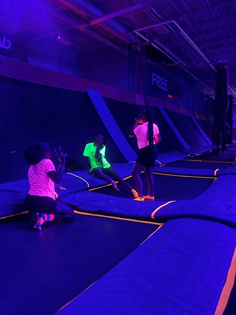 Trampoline Park Aesthetic, Paris Instagram Pictures, Glow Night, Park Aesthetic, Celebrity Selfies, Friend Activities, Dream Friends, Adventure Aesthetic, Trampoline Park