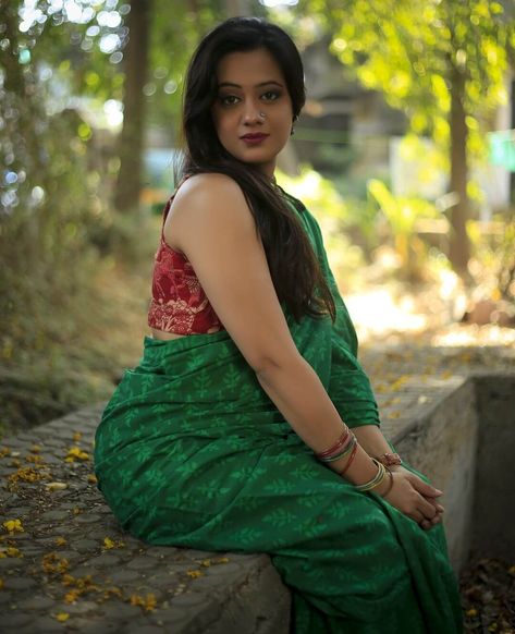 Spruha Joshi Classy Outfits And Looks Spruha Joshi, Sleeveless Blouse Designs, Styling Tips, Desi Beauty, Unique Print, Sleeveless Blouse, Classy Outfits, Blouse Designs, Latest Fashion Trends