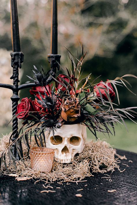 Spooky skeleton themed backyard Halloween party | Party Entertaining Ideas | 100 Layer Cake Backyard Halloween Party, Gothic Wedding Theme, Halloween Weddings, Dark Wedding Theme, Casa Halloween, Halloween Themed Wedding, Halloween Party Dinner, Halloween Centerpiece, Halloween Tattoo