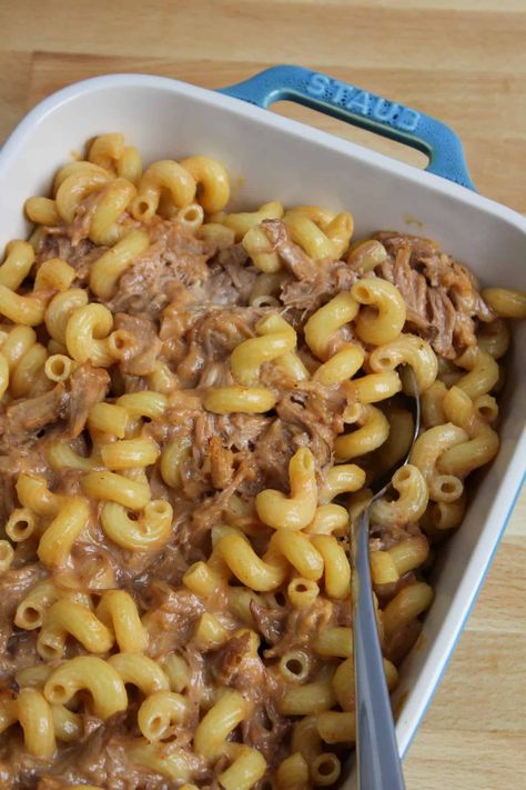 This easy BBQ pulled pork mac and cheese is made with a creamy 4-ingredient cheese sauce for ultimate decadence. Pork And Mac And Cheese, Pulled Pork Mac And Cheese, Pork Mac And Cheese, French Side Dishes, Barbecue Pulled Pork, Group Food, Comfort Dinner, Making Mac And Cheese, Summer Cookout