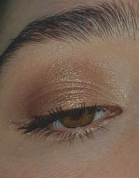 golden makeup for green eyes Glam Makeup Green Eyes, Soft Glam Makeup Green Eyes, Gold Soft Glam Makeup, Makeup Green Eyes, Makeup For Girls, Golden Makeup, Soft Glam Makeup, Gold Makeup, Soft Glam