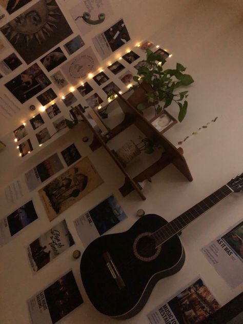 Rustic Aesthetic Room, Guitar Decorating Ideas, Guitar Wall Aesthetic, Guitarist Room Aesthetic, Guitar In Room Aesthetic, Room Decor Guitar, Guitar On Wall Bedroom, Bedroom With Guitar, Guitar Bedroom Ideas