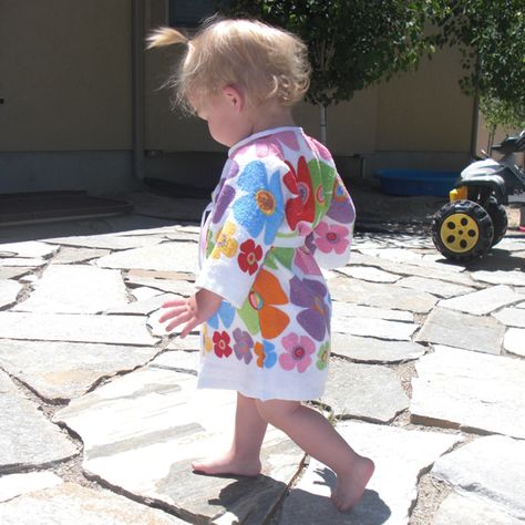 Toddler bathrobe from dishtowels! Why do toddlers get all the cute clothes from towels and pillowcases??? Toddler Bathrobe, Baby Bath Robe, Toddler Clothing, Hooded Towel, Dollar Store Crafts, Baby Crafts, Baby Bath, Sewing For Kids, Baby Sewing