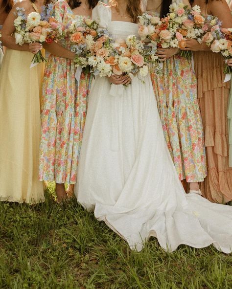 Cottage Core Wedding Bridesmaid Dresses, Backyard Wedding Bridesmaids, Milly Core, Indie Wedding Aesthetic, Communion At Wedding, Wedding Ideas Vintage, Country Farmhouse Wedding, Dresses Wedding, Little Women Wedding