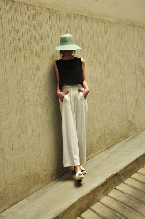 summer style #fashion #style Garment Inspiration, Weekend Mode, Black And White Outfit, Summer Lookbook, Looks Street Style, Pantalon Large, Satin Top, Mode Inspo, Looks Chic