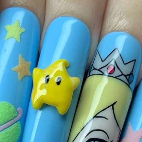 Level Up Nails on Instagram: "𝑹𝒐𝒔𝒂𝒍𝒊𝒏𝒂 🩵  Cute set done by @kiri.claws 🤩 her set was inspired by @nintendoamerica Super Mario Galaxy ⭐️   Use code 🩵 𝐊𝐈𝐑𝐈 🩵 to save 10% ⭐️  #shoplevelupnails #supermario #supermariogalaxy #mariogalaxy #rosalina #rosalinaandluma #mario #mariobros #nintendowii #nintendoswitch #nintendo64 #nintendolife #gamer #gamergirl #girlgamer #559 #559nails #559 #fresnonails #fresnocalifornia #nailartist #nostalgia #nostalgic #clovis #clovisnails #clovisnailtech #clovisnailartist #cloviscalifornia #centralvalley #kawaii #kawaiigirl" Rosalina Nails, Nintendo Nail Art, Nintendo Nails, Gamer Nails, Mario Nails, Daisy Core, Clovis California, Mario Star, Up Nails