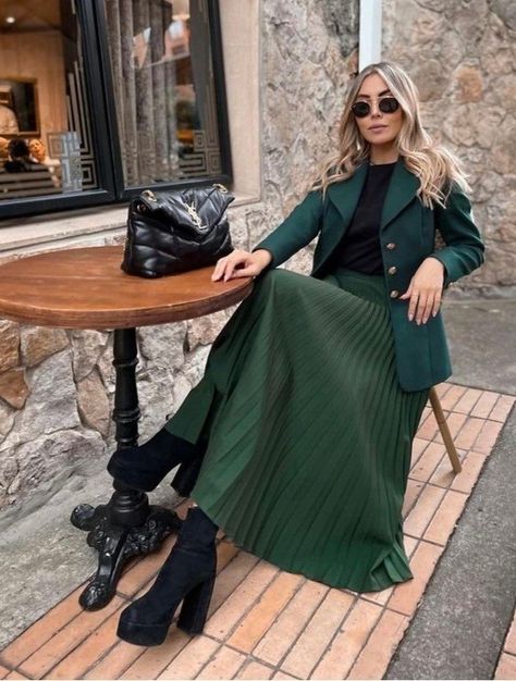 Mall Clothes, Day Wedding Outfit, Long Green Skirt, Rok Outfit, Capsule Wardrobe Casual, Outfit Elegantes, Pleated Fashion, Thanksgiving Outfit Ideas, Thanksgiving Outfit Women