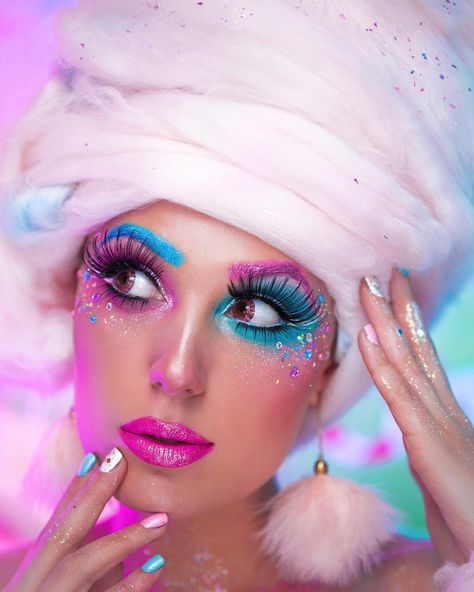 239 Likes, 12 Comments - VICTORIA•LYN (@victorialyn) on Instagram: “COTTON CANDY GIRL 🍬 Halloween Makeup Tutorial is live now on my channel! Link in my bio 💕 I wanted…” Makeup Carnaval, Girl Halloween Makeup, Make Carnaval, Candy Girls, Halloween Make-up Looks, Candy Makeup, Candy Costumes, Diy Costumes Women, Makeup Tutorial Foundation