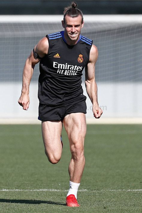 Messi Legs, Real Madrid Pictures, Cristiano Ronaldo Juventus, Ronaldo Juventus, Soccer Guys, Gareth Bale, Leg Muscles, Football Boys, Football Pictures