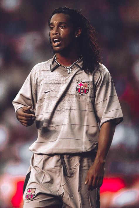 Ronaldo Gaucho, Ronaldinho Wallpapers, Football Players Photos, Football Players Images, Football Photography, Vintage Football Shirts, Retro Football Shirts, Classic Football Shirts, Football Images