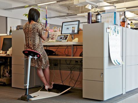 <em>Fast Company</em> Web Producer Cia Bernales made the switch to a standing desk a year ago. She shares why she’s never going back to a regular office chair and how her posture got a new angle. Cool Office Desk, Standing Office, Standing Desk Chair, Desks For Small Spaces, Office Cubicle, Dream Office, Stand Up Desk, Never Go Back, My Year