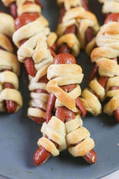 Mummy Hot Dogs - Thriving Home Hot Dog Crescent Rolls, Mummy Hot Dogs, Mummy Dogs, Thriving Home, Night Kids, Fun Halloween Treats, Halloween Food Treats, Halloween Appetizers, It's Monday