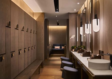 Spa locker room / changing area JW MARRIOTT SOUTH BEACH Singapore 2017 Deco Spa, Spa Luxe, Luxury Gym, Spa Interior Design, Gym Lockers, Gym Interior, Spa Interior, Spa Room, Spa Design