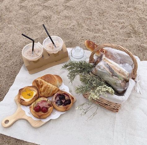 Picnic Inspiration, Romantic Picnics, Picnic Date, Perfect Picnic, Picnic Time, Picnic Food, Picnic Foods, Beach Picnic, Summer Picnic