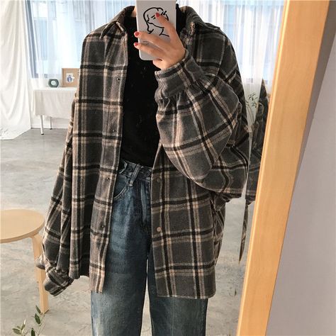 Oversized Flannel Aesthetic, Making Outfits With What You Have, Layering Flannel Outfit, Aesthetic Clothes Ideas For School, Flannels Aestethic, Autumn Flannel Outfits, Flanal Outfits For School, Oversized Flannel Outfits Winter, Outfits With Flannel Shirts