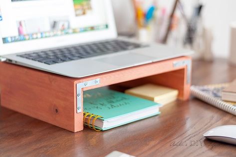 Easy DIY desk organizer ideas to get your workspace organized. These include easy scrap wood projects and upcycled ideas. #organization #homeoffice #anikasdiylife Monitor Stand Diy, Diy Laptop Stand, Easy Diy Desk, Diy Phone Stand, Using Scrap Wood, Laptop Screen Repair, Desk Organization Diy, Diy Laptop, Diy Drawers