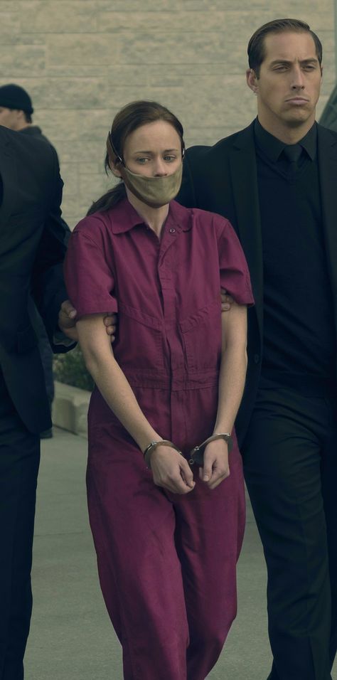 Arrested Pose Reference, Prison Fashion, Jail Clothes, Female Prisoner, Prison Jumpsuit, Prison Outfit, Evil People, Women Ties, Idea Design