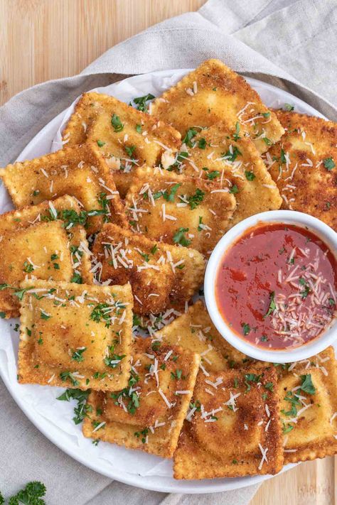 The best fried ravioli recipe. Fried Tortellini, How To Make Fried Ravioli, Fried Ravioli, Breaded Ravioli, Fried Ravioli Recipe Air Fryer, Deep Fried Ravioli Frozen, Easy Fried Ravioli, Crispy Baked Ravioli, Breaded Ravioli Air Fryer