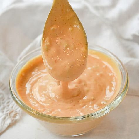 Sriracha Mayo Recipe, Best Burger Sauce, Hamburger Toppings, Hamburger Sauce, Juicy Lucy Burger, Sweet Sushi, Burger Sauces Recipe, Sushi Sauce, Bang Bang Sauce