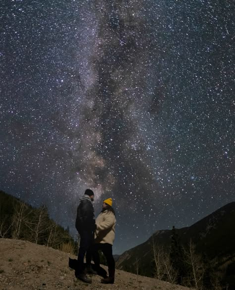 Stargazing Proposal, Star Watching Date, Star Gazing Date Aesthetic, Star Gazing Couple, Adventure Couple Aesthetic, Star Gazing Aesthetic Couple, Star Gazing Date, Planetarium Date, Outdoor Event Ideas