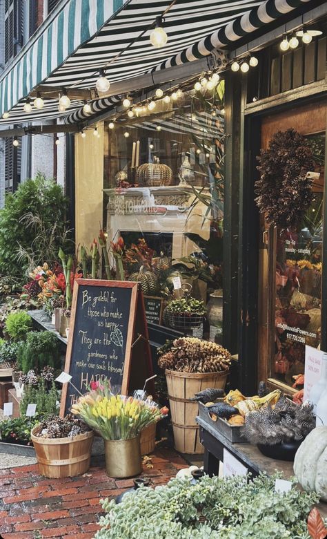 Farm Shop Display Ideas, Garden Shop Aesthetic, Small Florist Shop Interior, Italian Flower Shop, Cottage Store, Flower Shop Interiors Design Decor, Flower Shop Aesthetic Vintage, Flower Shop Signage, Flower Store Aesthetic