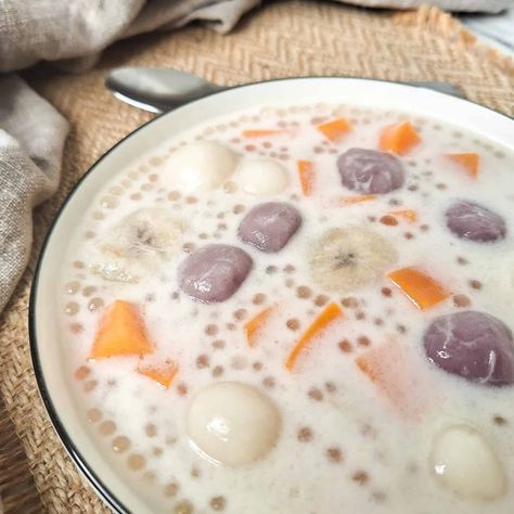 Filipino Coconut Dessert Soup with Sago - Ginataang Bilo Bilo Ginataang Bilo Bilo, Bilo Bilo, Mochi Balls, Sago Recipes, Glutinous Rice Balls, Filipino Dessert Recipes, Pinoy Dessert, Canned Jackfruit, Asian Dessert Recipes