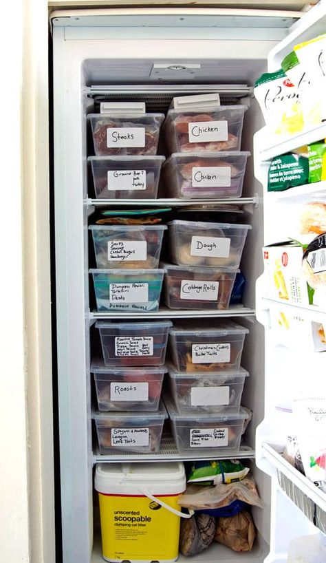 How to Fit twice as much into your freezer.Organizing week continues! |The Art of Doing Stuff Vertical Freezer Organization, Organize Freezer, Vertical Freezer, Chest Freezer Organization, Freezer Ideas, Clear Containers, Freezer Organization, Kitty Litter, Storage Labels