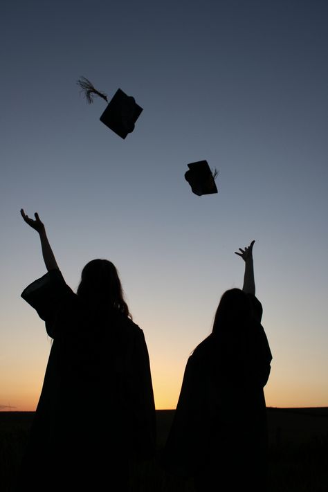 Graduating Astetic, Cute Graduation Photo Ideas, Graduate With Honors Aesthetic, Graduation With Friends, 2025 Graduation, Vision Board Graduation, Sunset Graduation Pictures, Graduation Vibes, Graduation Asthetic Photos