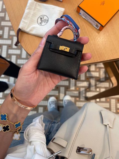 Hermes Mini Bag, Longchamp Aesthetic, Birkin Mom, Pandora Bracelet Designs, What In My Bag, Fancy Bags, Bags Aesthetic, Elegant Shoes, Jewelry Essentials