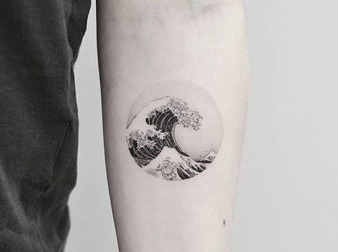 Hokusai Wave Tattoo, Great Wave Tattoo, Wellen Tattoo, Tattoo Wave, Wave Tattoo Design, Artwork Tattoo, Floral Thigh Tattoos, Circle Tattoos, Wave Tattoo