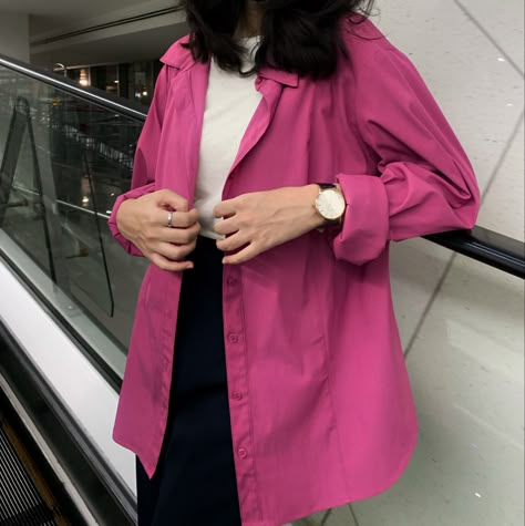 pink oversized shirt outfit Colorful Style Outfits, Fashion Blazer Outfits, Stylish Jeans Outfit, Smart Casual Women Outfits, Collage Outfits, Smart Casual Women, Color Combos Outfit, Celebrity Casual Outfits, Casual College Outfits