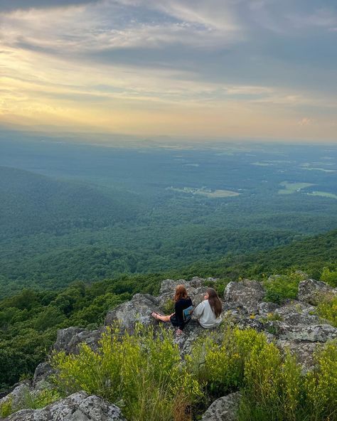 Overlook picture blue ridge mountains #blueridgemountains #mountain #virginiamountains Blue Ridge Aesthetic, Tbosas Aesthetic, Blue Ridge Mountains South Carolina, North Carolina Mountains Aesthetic, East Coast Mountains, Blue Ridge Mountain Aesthetic, Blue Ridge Mountains Aesthetic, Indigo Ridge, Virginia Blue Ridge Mountains