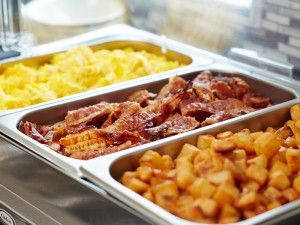 Hotel Breakfast Buffet Ideas, Continental Breakfast Buffet, Hotel Breakfast Buffet, Graduation Brunch, Breakfast Station, Hotel Buffet, Work Food, Beverage Bar, Hot Breakfast