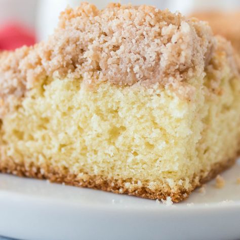 This Cinnamon Crumb Cake recipe is a breakfast classic. It has a rich, buttery, and tender cake crumb and a cinnamon crumb topping that is irresistible. Discard Coffee Cake, Sourdough Discard Coffee Cake, Sourdough Coffee Cake Recipe, Breakfast Classic, Cinnamon Roll Cupcakes, Cinnamon Crumb Cake, Cake Flour Substitute, Almond Coffee Cake, Crumb Cake Recipe