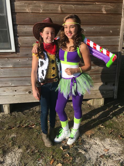 DIY Homemade Teen Toy Story Buzz Light Year and Woody Halloween Costumes.  Adorable with Andy on boot and shoe.  Cute! Costume idea.  Easy! Overheim Fantasias Toy Story, Diy Fantasia, Costumes For Teenage Girl, Easy College Halloween Costumes, Buzz Lightyear Costume, Toy Story Halloween, Friends Boys, Diy Couples Costumes, Cute Group Halloween Costumes