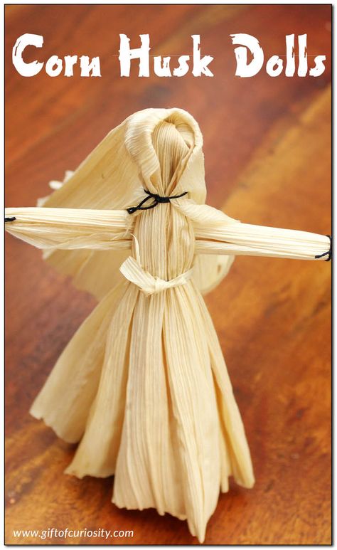 How to make corn husk dolls - a simple tutorial for kids and grownups alike to make this Native American craft. || Gift of Curiosity Corn Husk Crafts, Native American Projects, How To Make Corn, Badge Ideas, Corn Husks, Corn Husk Dolls, American Heritage Girls, November Crafts, Native American Crafts