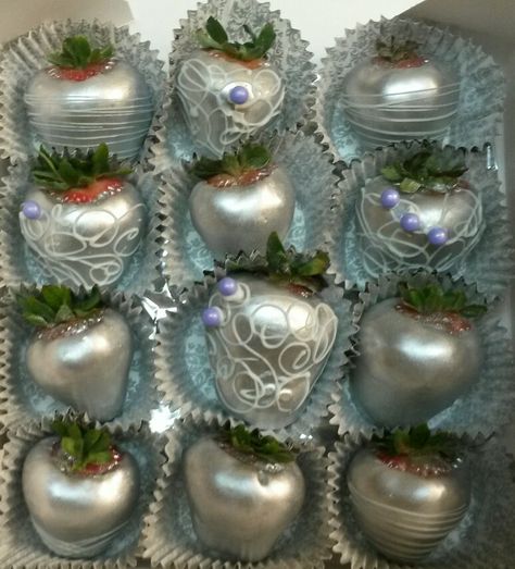 Silver dipped strawberries Silver Chocolate Covered Strawberries, Silver Strawberries, Wedding Reception Cake, Birthday 17, Colourful Food, Wedding Strawberries, Food Spread, Black Berries, Dipped Strawberries